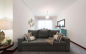 Lovelystay - Newly Decorated 2Br Flat With Free Parking